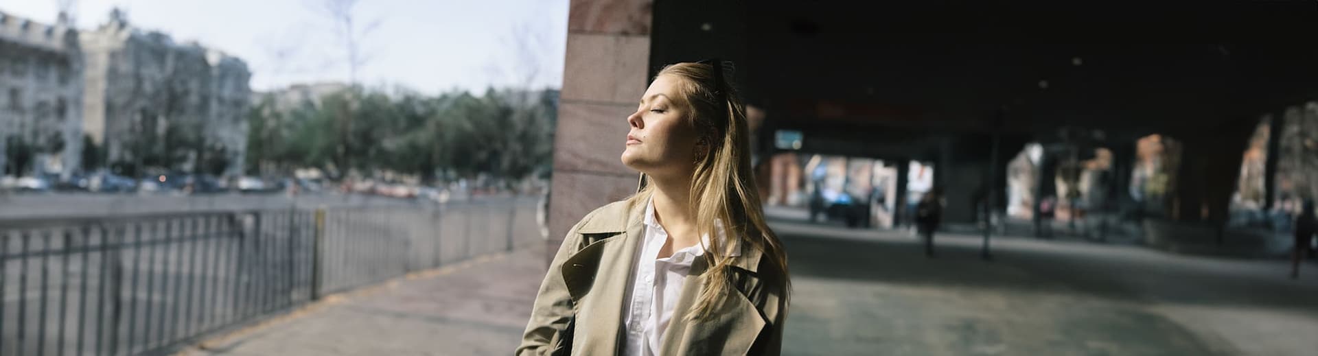 Kvinna med ansikte mot solen